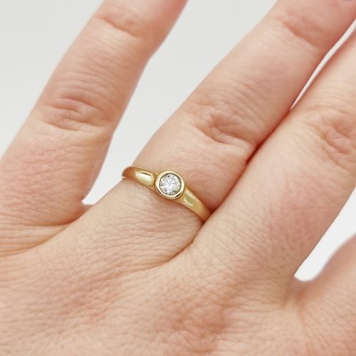 Sárga arany egy köves gyűrű