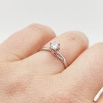 Fehér arany egy köves gyűrű