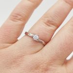 Fehér arany egy köves gyűrű