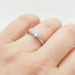 Fehér arany egy köves gyűrű