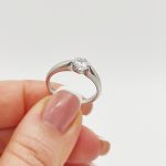 Fehér arany egy köves gyűrű