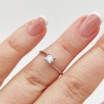 Fehér arany egy köves gyűrű