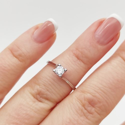 Fehér arany egy köves gyűrű