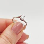 Fehér arany egy köves gyűrű