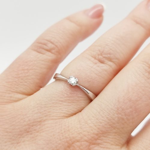 Fehér arany egy köves gyűrű