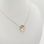 Sárga arany nyaklánc metszett, kő nélküli lóhere medállal