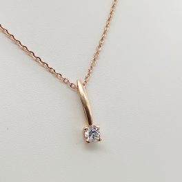 Rozé arany elegáns nyaklánc egy köves medállal
