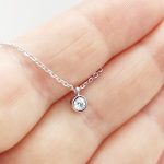 Fehér arany anker nyaklánc egy köves medállal