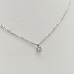 Fehér arany anker nyaklánc egy köves medállal