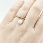 Sárga arany gyűrű gyönggyel és cirkóniákkal