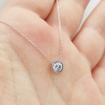 Fehér arany nyaklánc egy köves medállal