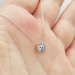 Fehér arany nyaklánc egy köves medállal