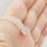 Fehér arany nyaklánc egy köves medállal