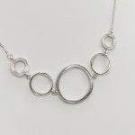 Fehér arany nyaklánc karikákkal