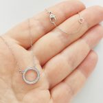 Fehér arany nyaklánc körbeköves gyémánt karika medállal