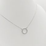 Fehér arany nyaklánc körbeköves gyémánt karika medállal