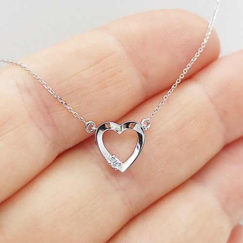 Fehér arany nyaklánc gyémánt szív medállal