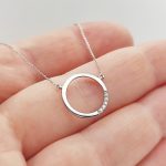 Fehér arany nyaklánc gyémánt medállal