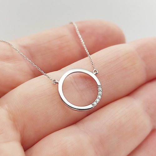 Fehér arany nyaklánc gyémánt medállal