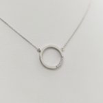 Fehér arany nyaklánc gyémánt medállal