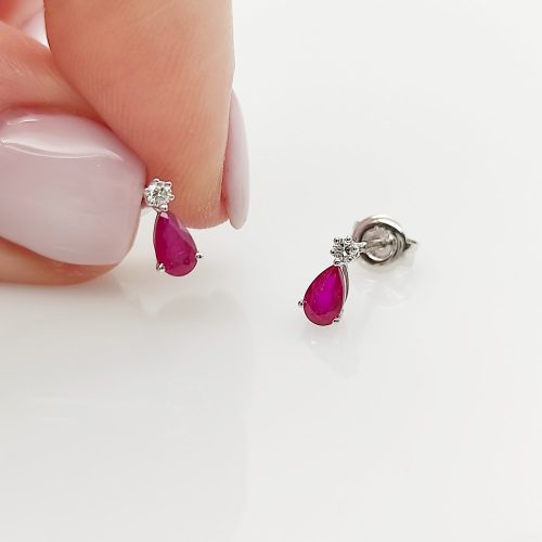 Arany fülbevaló rubinnal és gyémánttal