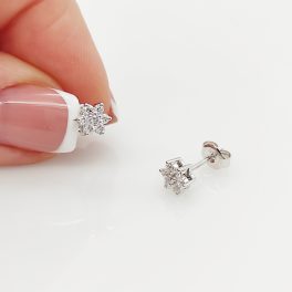 Fehér arany kis virág fülbevaló gyémánttal