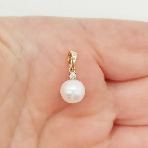 Sárga arany medál gyémánttal és gyönggyel