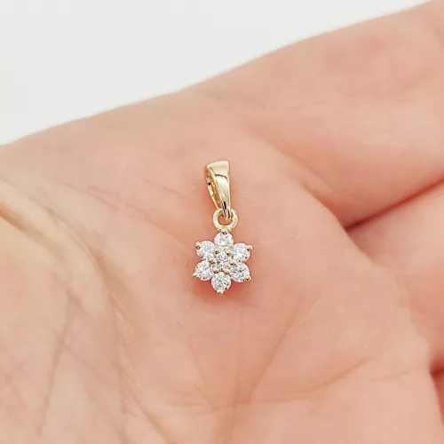 Sárga arany kis virág medál gyémánttal