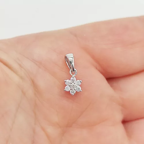 Fehér arany kis virág medál gyémánttal