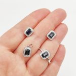 Fehér arany medál gyémánttal és zafírral