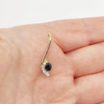 Sárga arany medál gyémánttal és zafírral