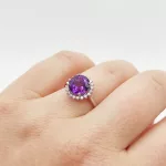 Fehér arany gyűrű gyémánttal és ametiszttel