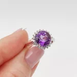 Fehér arany gyűrű gyémánttal és ametiszttel