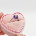 Fehér arany gyűrű gyémánttal és ametiszttel