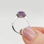 Fehér arany gyűrű gyémánttal és ametiszttel