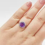 Fehér arany gyűrű gyémánttal és ametiszttel