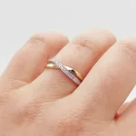 Sárga-fehér arany gyűrű gyémánttal