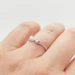 Fehér arany gyűrű gyémánttal