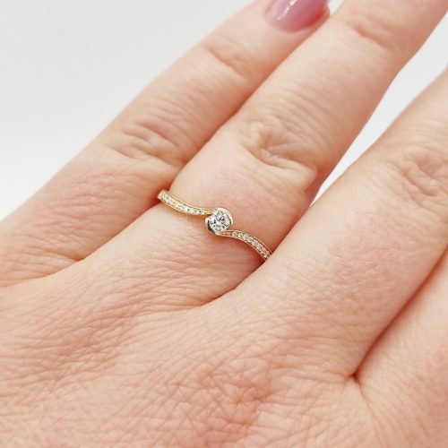 Sárga arany gyűrű gyémánttal