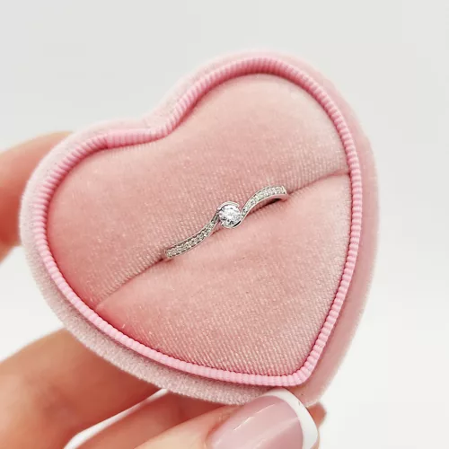 Fehér arany gyűrű gyémánttal