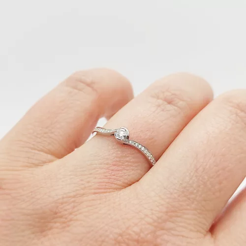 Fehér arany gyűrű gyémánttal