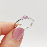 Fehér arany gyűrű gyémánttal és pink zafírral