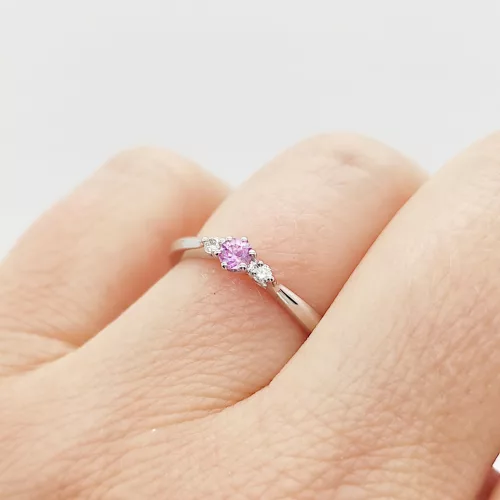 Fehér arany gyűrű gyémánttal és pink zafírral