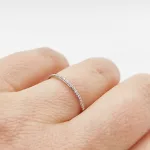 Fehér arany sorköves gyűrű gyémánttal