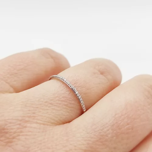 Fehér arany sorköves gyűrű gyémánttal