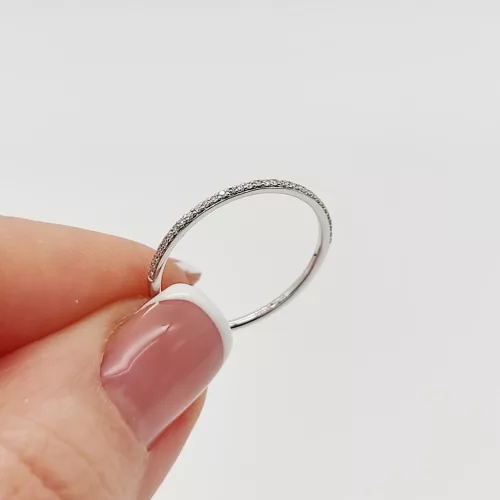 Fehér arany sorköves gyűrű gyémánttal