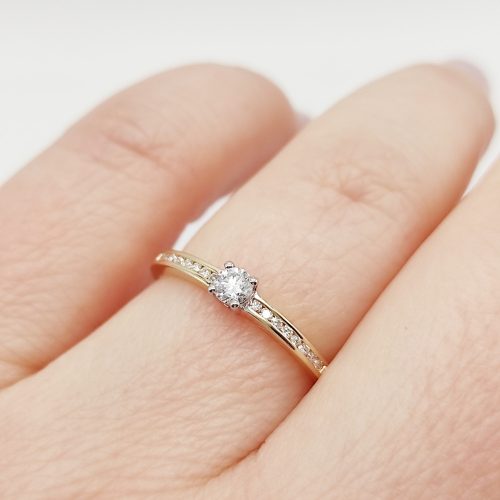 Sárga arany gyűrű gyémántokkal