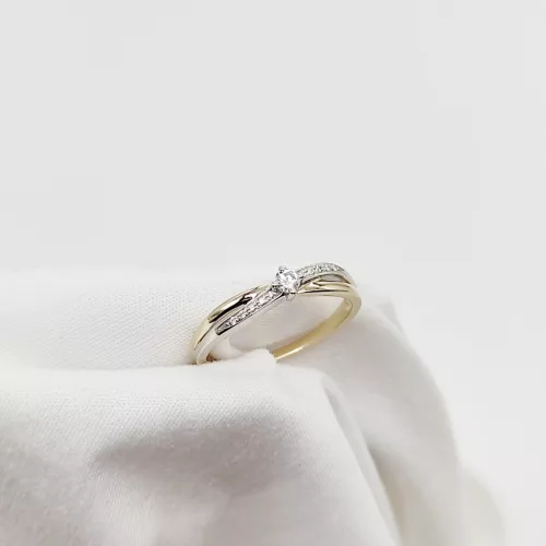 Sárga-fehér arany gyűrű gyémánttal