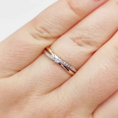 Sárga-fehér arany gyűrű gyémánttal