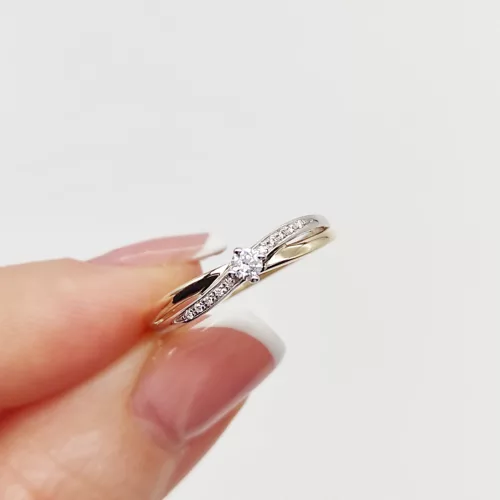 Sárga-fehér arany gyűrű gyémánttal